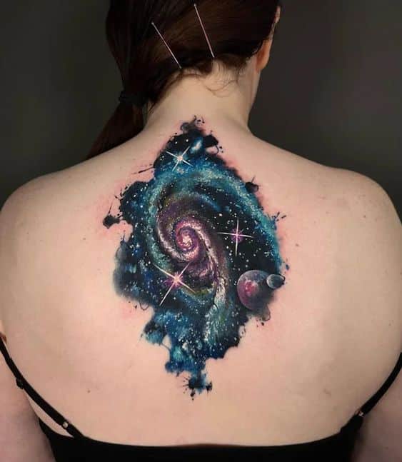 Tatuajes del universo en la espalda