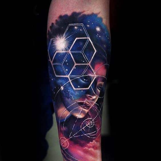 Tatuajes del universo en el brazo