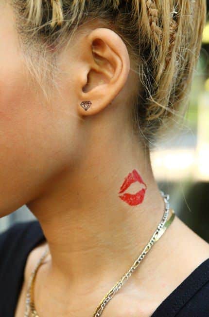 Tatuajes Pequeños De Labios En El Cuello