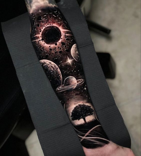 Tatuajes del universo en el brazo