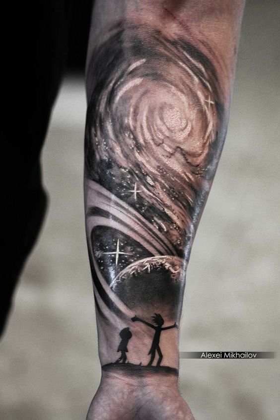 Tatuajes del universo en el brazo
