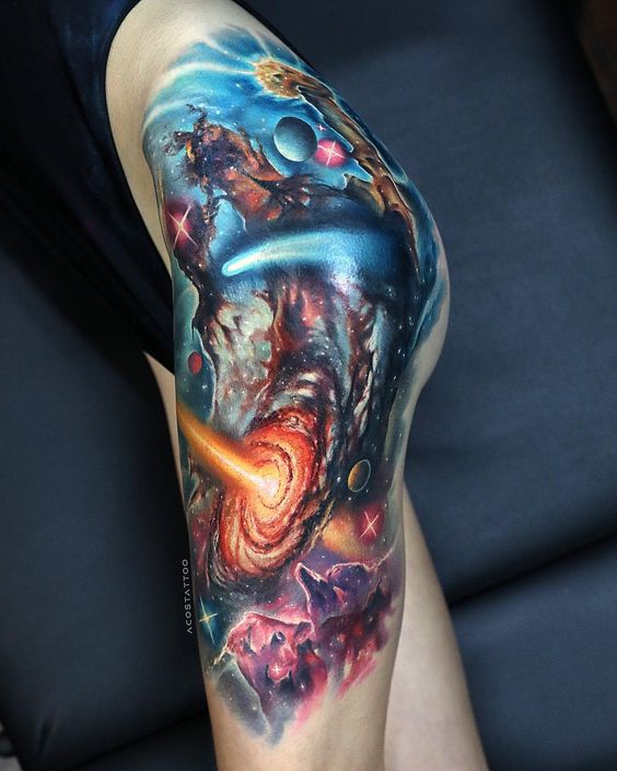 Tatuajes del universo en la pierna