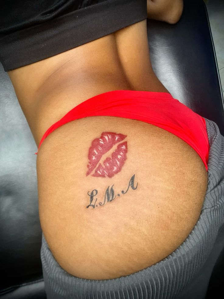 Tatuajes De Besos En La Pompa