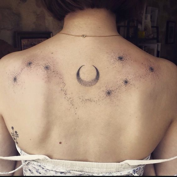 Tatuajes del universo en la espalda