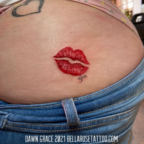 Tatuajes De Besos En La Pompa