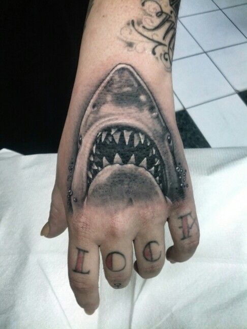 Tatuajes de Tiburones en la Mano