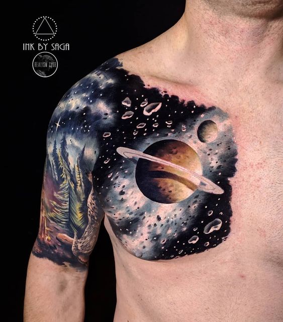 Tatuajes de universo en el pecho