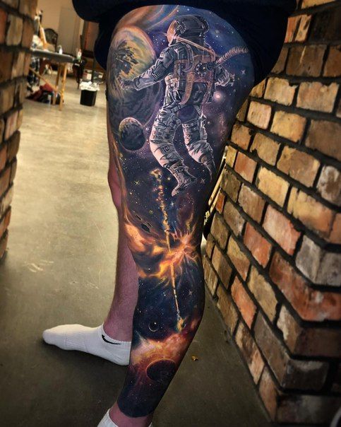 Tatuajes del universo en la pierna