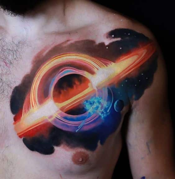 Tatuajes de universo en el pecho