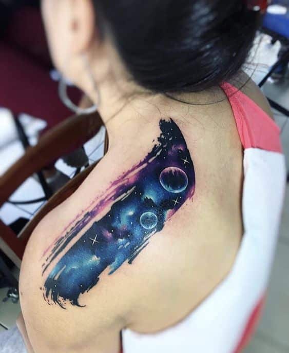 Tatuajes del universo en la espalda
