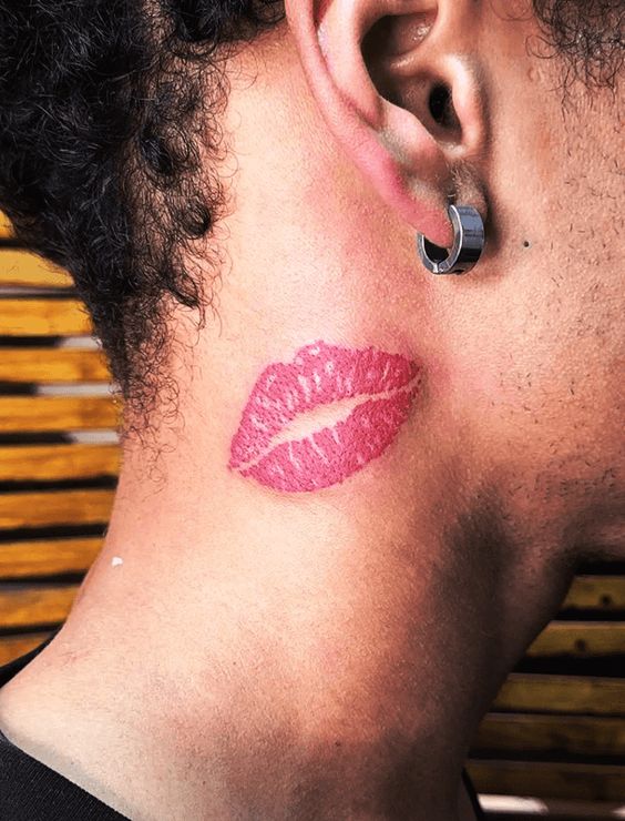 Tatuajes Pequeños De Labios En El Cuello