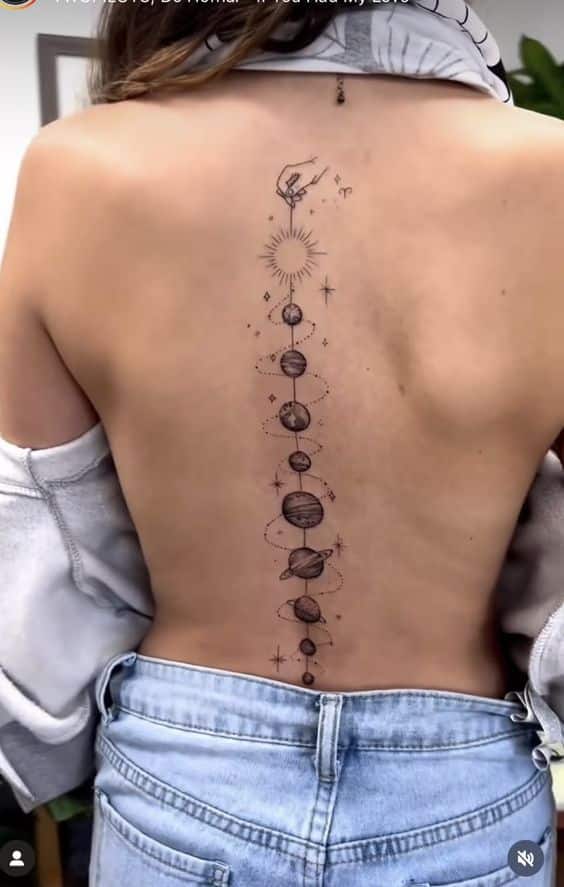 Tatuajes del universo en la espalda