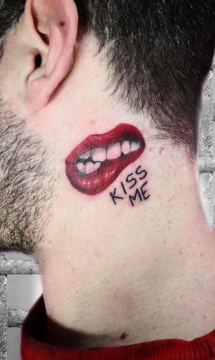 Tatuajes Pequeños De Labios En El Cuello