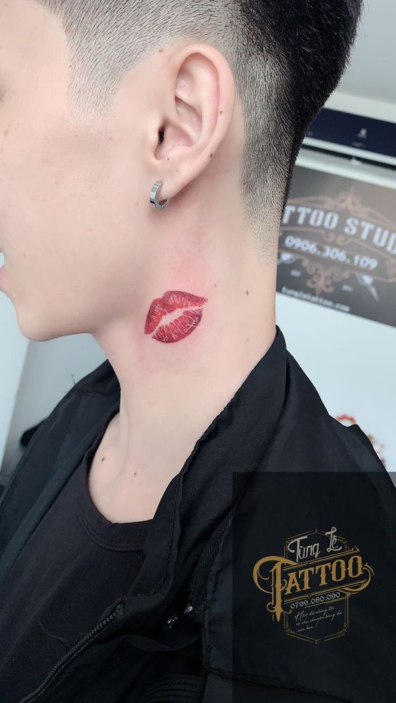 Tatuajes Pequeños De Labios En El Cuello