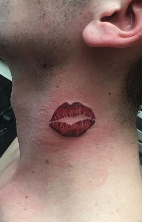 Tatuajes Pequeños De Labios En El Cuello