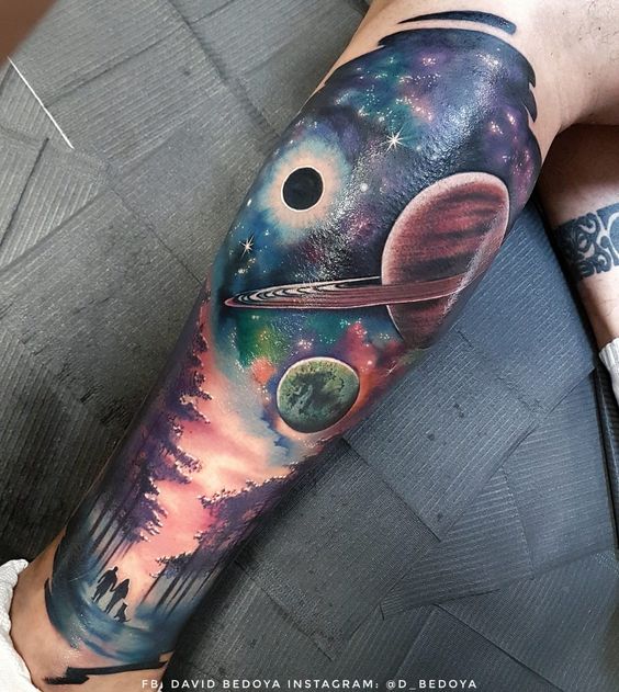 Tatuajes del universo en la pierna
