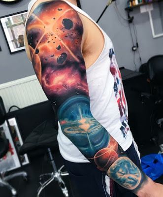 Tatuajes del universo en el brazo