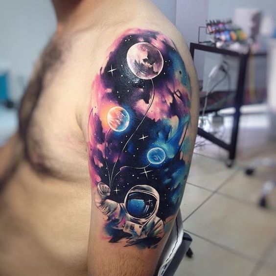 Tatuajes del universo en el brazo