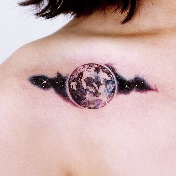 Tatuajes de universo en el pecho