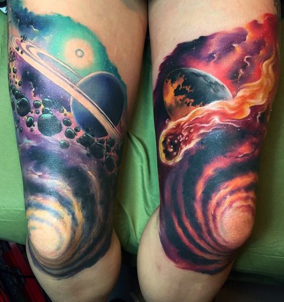 Tatuajes del universo en la pierna