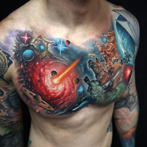 Tatuajes de universo en el pecho