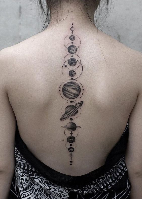 Tatuajes del universo en la espalda