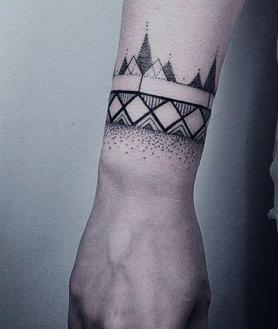 Tatuajes de brazaletes en el brazo