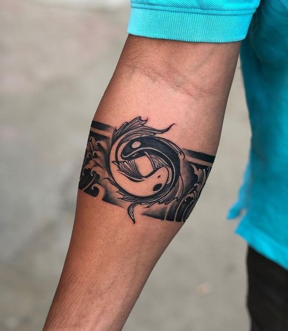 Tatuajes de brazaletes en el brazo