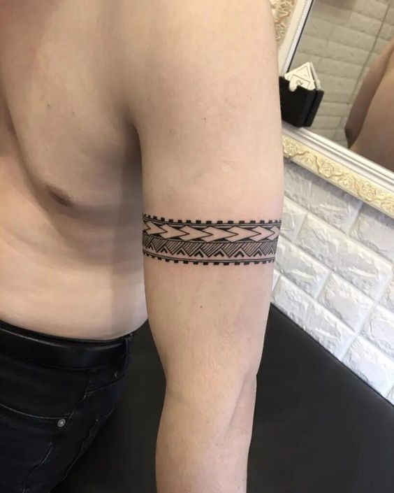 Tatuajes de brazaletes en el brazo