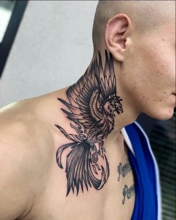Tatuajes de ave fénix en el cuello