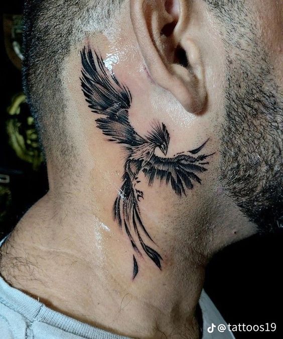 Tatuajes de ave fénix en el cuello