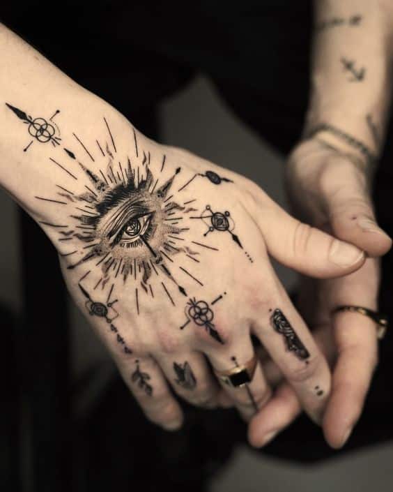 Tatuajes para hombres en la mano