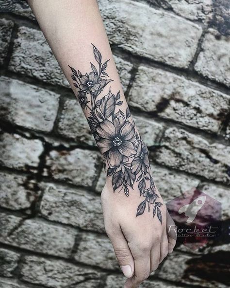 Tatuajes para mujeres en la mano y brazo