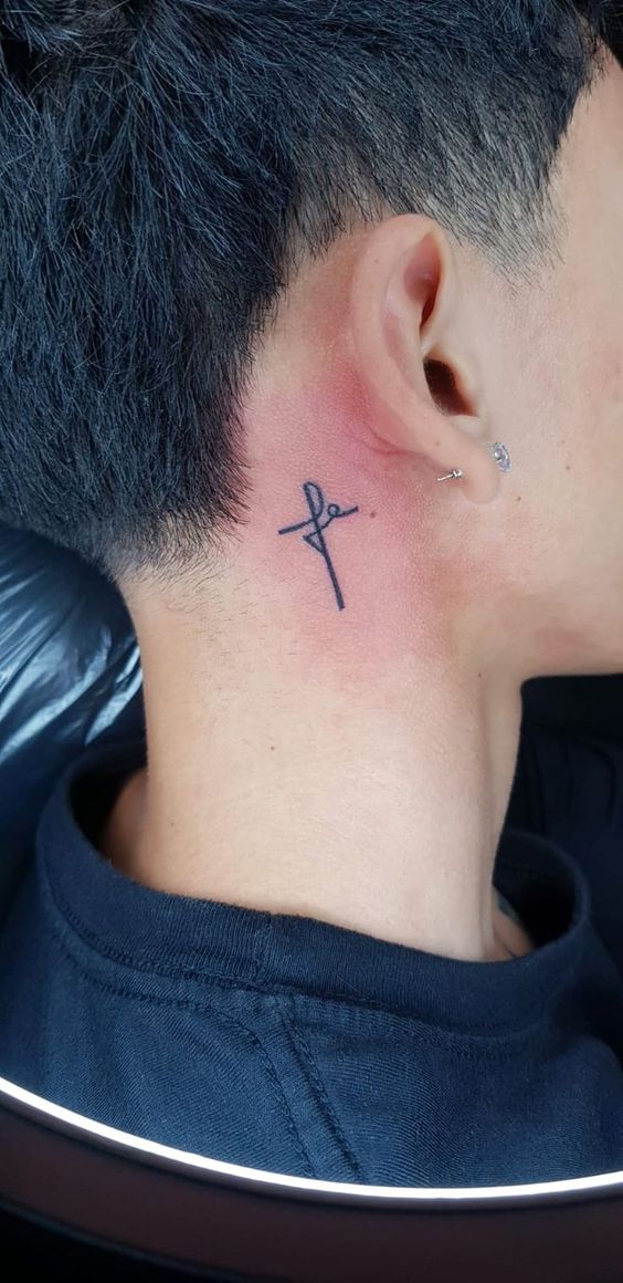 Tatuajes para hombres en el cuello