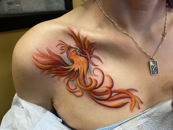 Tatuaje ave fénix pecho