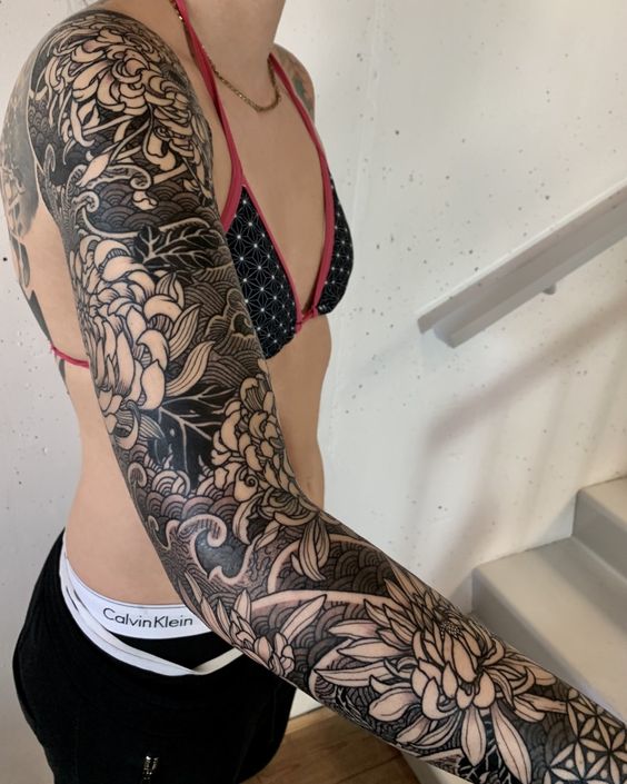 Tatuajes para mujeres en la mano y brazo
