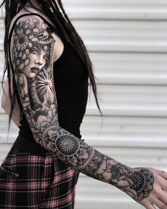 Tatuajes para mujeres en la mano y brazo