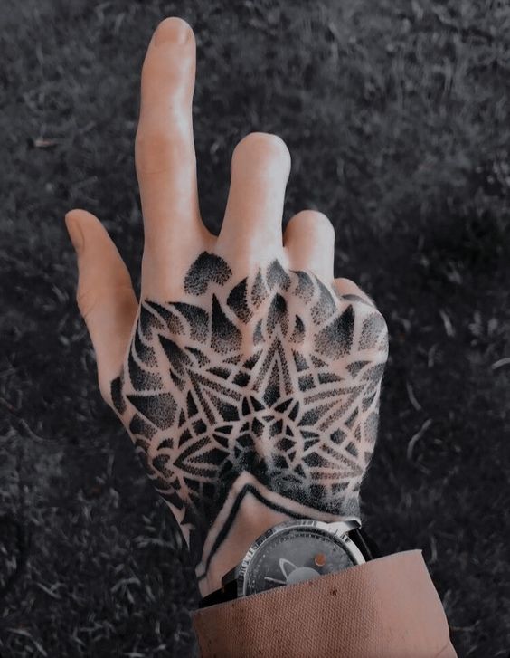 Tatuajes para hombres en la mano