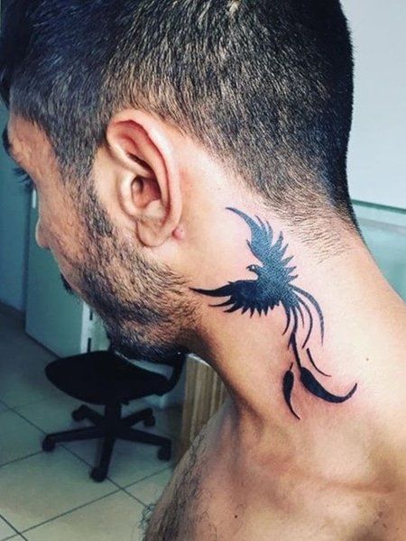 Tatuajes de ave fénix en el cuello