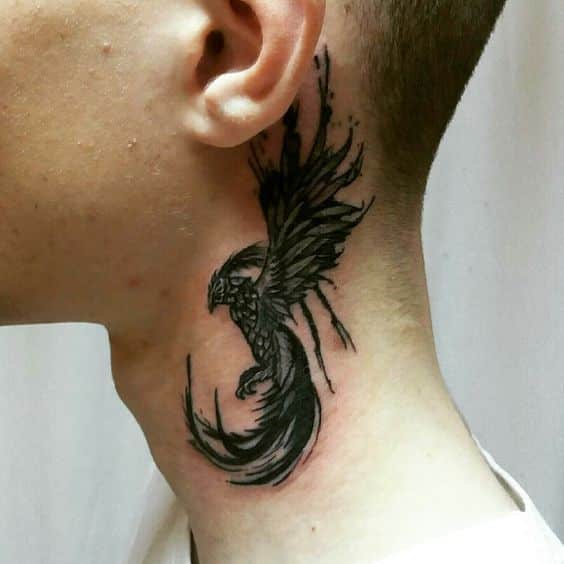 Tatuajes de ave fénix en el cuello