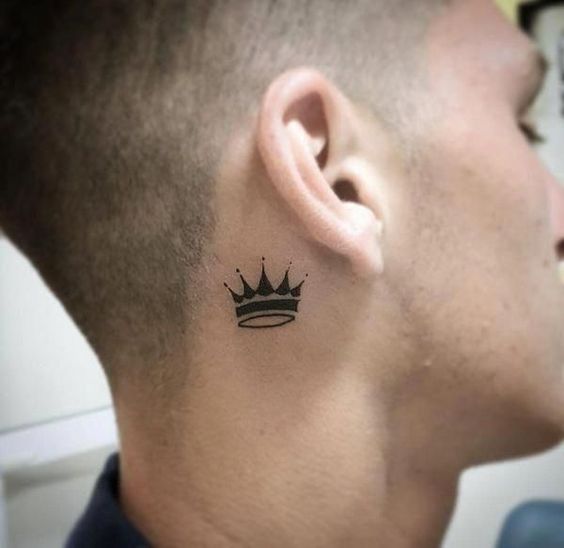 Tatuajes para hombres en el cuello