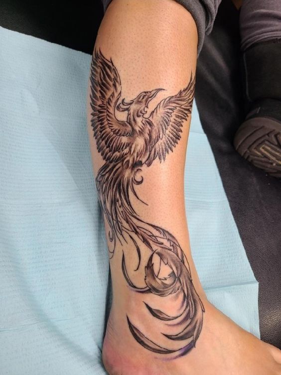 Tatuajes de ave fénix en la pierna