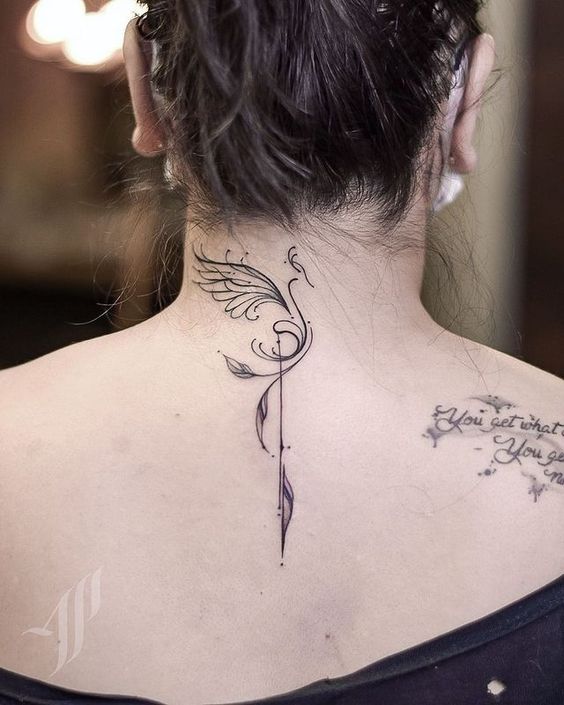 Tatuajes de ave fénix en el cuello