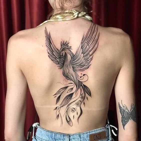 Tatuajes de ave fénix en la espalda