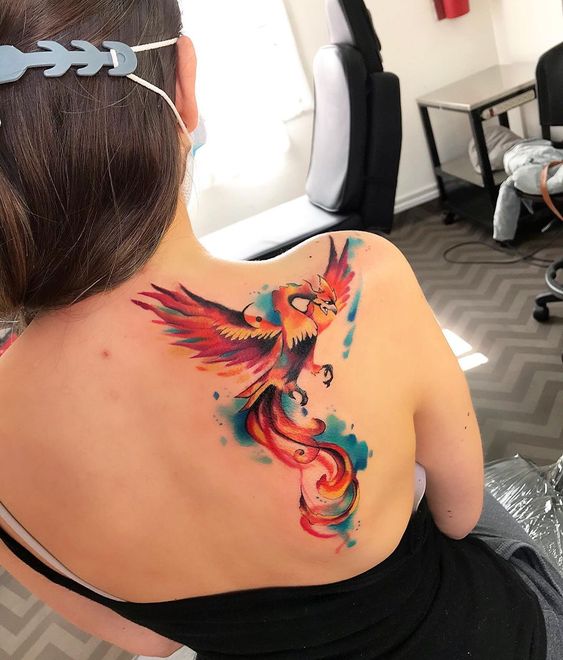 Tatuajes de ave fénix en la espalda