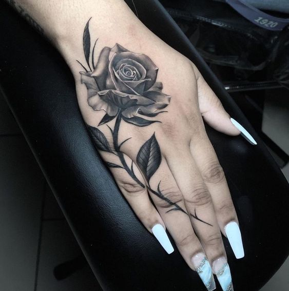 Tatuajes para mujeres en la mano