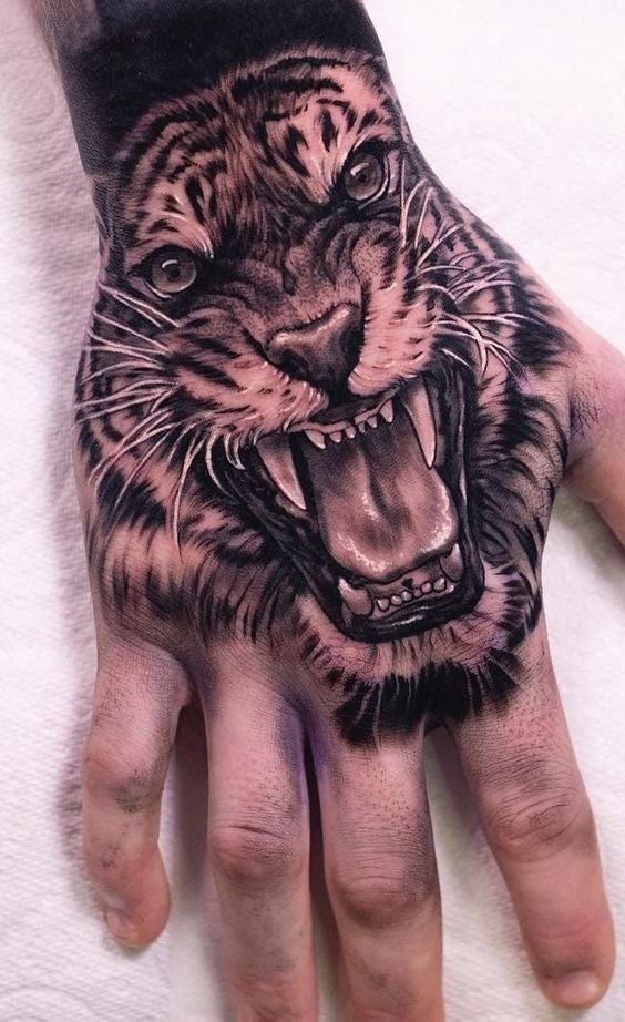 Tatuajes para hombres en la mano