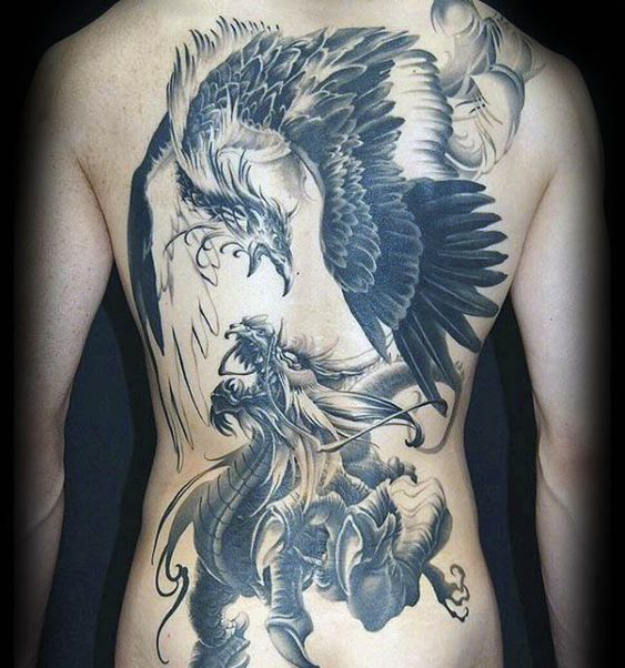Tatuajes de ave fénix en la espalda